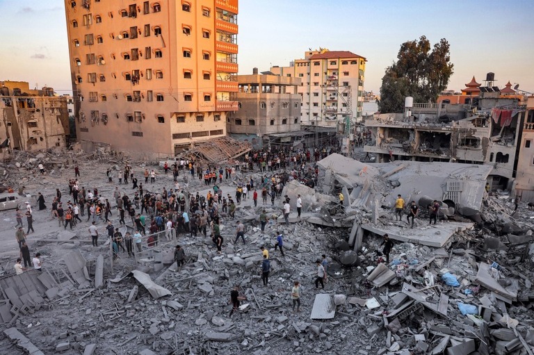 イスラエル軍による砲撃後、がれきの中を捜索する人々＝６日、パレスチナ自治区ガザ地区南部ラファ/Mohammed Abed/AFP/Getty Images
