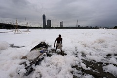 聖なる川を覆う有害物質の白い泡、首都は大気汚染深刻化　インド