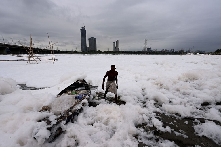 有毒な泡で覆われたヤムナ川＝９月１０日、インド・ニューデリー/Salman Ali/Hindustan Times/Getty Images