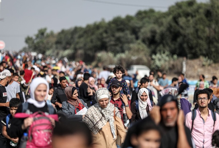 パレスチナ自治区ガザ地区北部から南へ避難するパレスチナ人＝９日/Mustafa Hassona/Anadolu/Getty Images