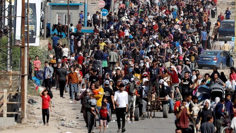 ガザ地区北部から徒歩で南部へ避難する人々＝９日/Mohammed Salem/Reuters