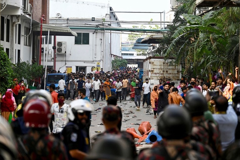 衝突する労働者と警察＝９日、バングラデシュ・ガジプール/Munir uz Zaman /AFP/Getty Images