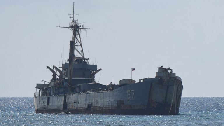 主権を誇示するためフィリピンがアユンギン礁で座礁させた軍艦「シエラマドレ」/Ted Aljibe/AFP/Getty Images
