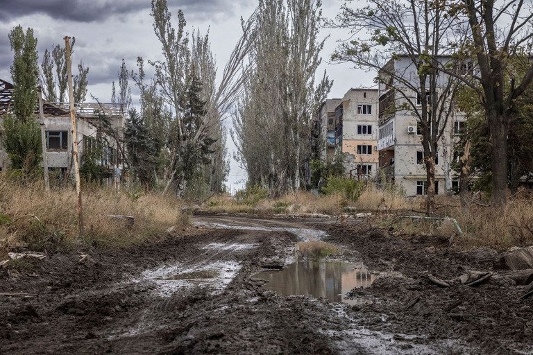 ロシア軍の攻撃を受けたウクライナ東部ドネツク州の都市ブフレダールの景観/Yevhen Titov/Reuters
