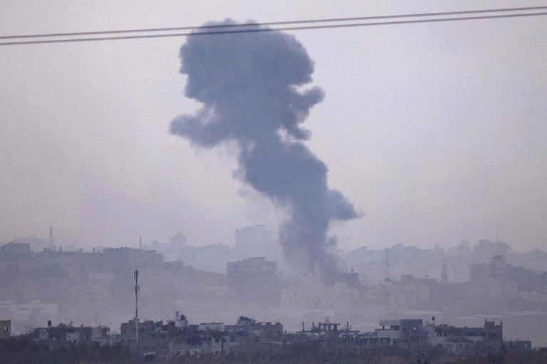 イスラエル軍による攻撃の後、立ち上る煙＝１１日、パレスチナ自治区ガザ地区/Kenzo Tribouillard/AFP/Getty Images