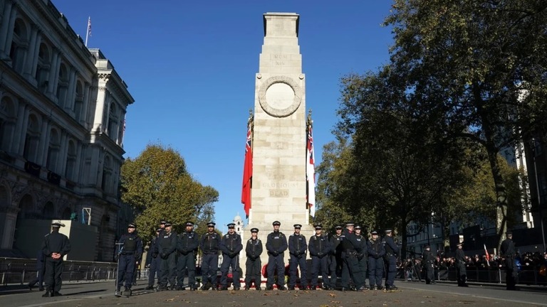 警備のために派遣された警官ら＝１１日、英ロンドン/Jeff Moore/PA/AP