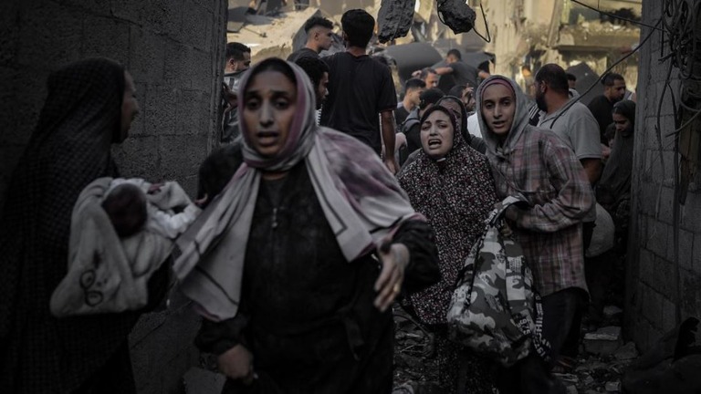 ガザ地区のアル・マガジ難民キャンプを襲う破壊と混乱/Belal Khaled/Anadolu/Getty Images