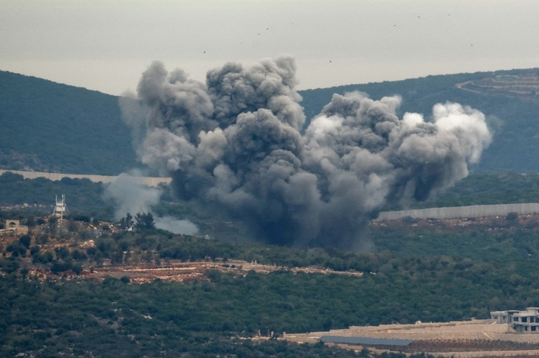 レバノン領内で立ち上がる煙＝１２日/Evelyn Hockstein/Reuters