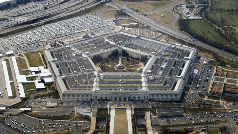 米国防総省の建物/Joshua Roberts/Reuters/File