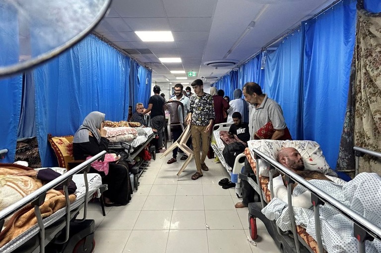 シファ病院内にいる患者や避難民ら＝１０日、パレスチナ自治区ガザ地区北部/Khader Al Zanoun/AFP/Getty Images