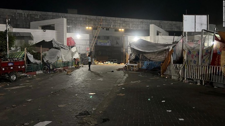 パレスチナ自治区ガザ地区にあるシファ病院の外観＝１０日/Ismail Zanoun/AFP/Getty Images