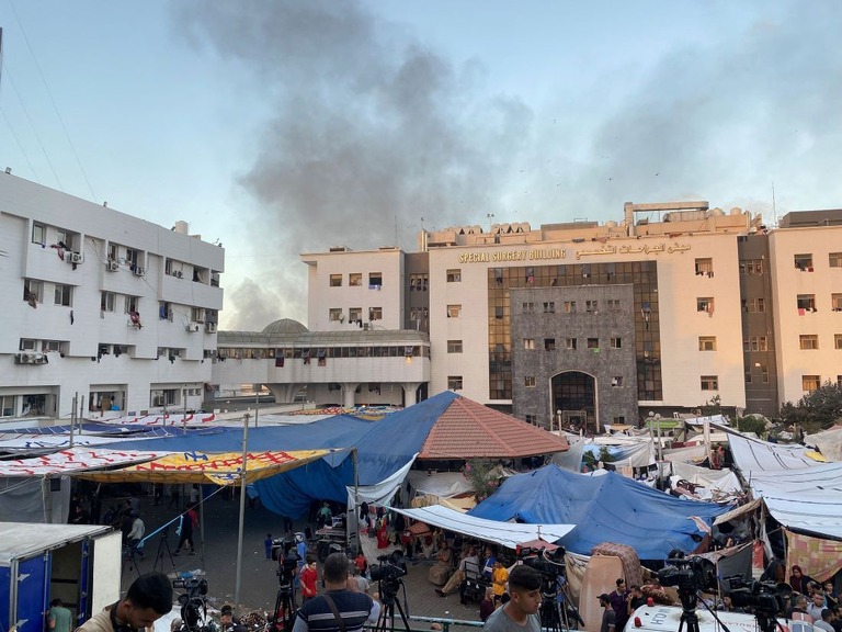 シファ病院周辺から立ち上る煙＝８日/Doaa Rouqa/Reuters/FILE