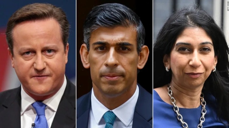 スナク英首相（中央）がブラバマン内相（右）を解任し、キャメロン氏を外相に起用した/Getty Images