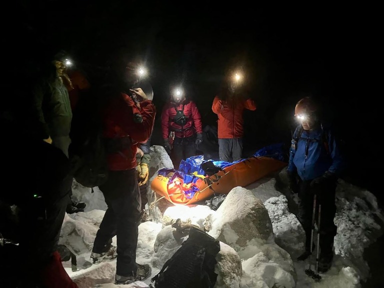 救助隊は降ったばかりの雪の上の足跡をたどって遭難したハイカーを発見した/From Chaffee County Search and Rescue North
