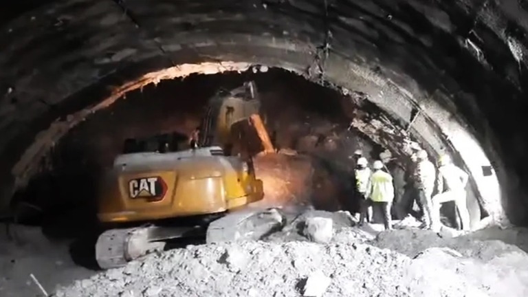 トンネルの崩落を受けて、がれきの除去を行う作業員/Pushkar Singh Dhami/Twitter (X)