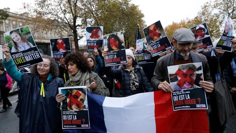 反ユダヤ主義に抗議するデモでパリの街を練り歩く参加者ら/Antoine Gyori/Corbis/Getty Images