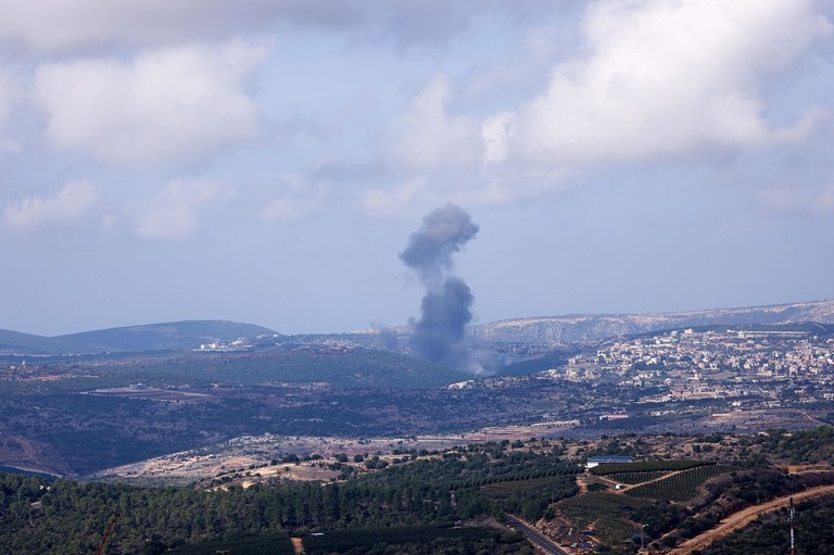 イスラエル軍によるレバノン側への攻撃で立ち上る煙＝１４日/Jalaa Marey/AFP/Getty Images