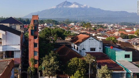 インドネシアに登場、「世界で最も細いホテル」を見る