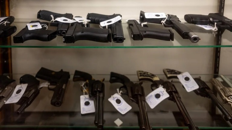 ２１年に自殺した米国の６５歳以上の男性のうち、少なくとも４分の３が銃を使っていた/Brandon Bell/Getty Images
