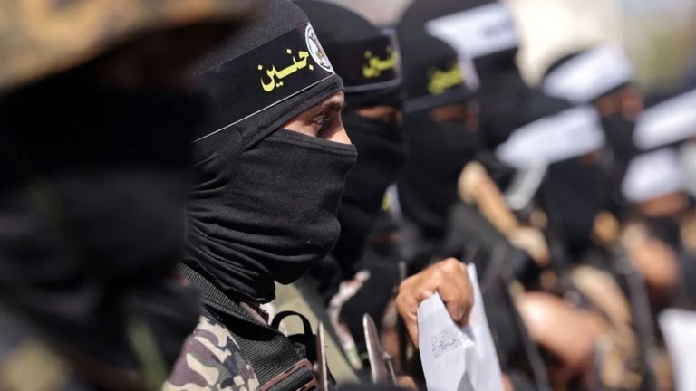 イスラエル軍によるパレスチナ人殺害に抗議する集会に参加したハマスの戦闘員ら/Mohammed Abed/AFP/Getty Images
