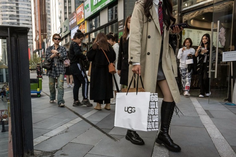 北京の三里屯地区を歩く買い物客＝１０月２８日撮影/Bloomberg/Getty Images