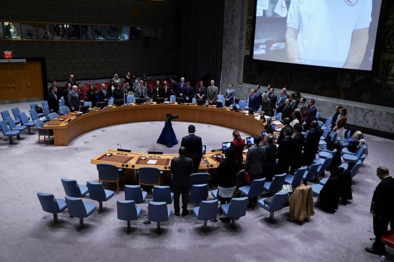 国連安全保障理事会の会合でイスラエル・ハマス紛争で死亡した人々に黙祷を捧げる代表団＝１０日、米ニューヨーク/David Dee Delgado/Reuters/FILE