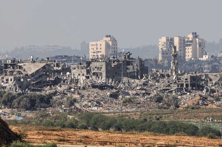 破壊された建物＝１５日、パレスチナ自治区ガザ地区/Jack Guez/AFP/Getty Images