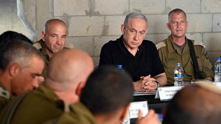 視察先のイスラエル軍の基地で、兵士らと会合を開くネタニヤフ首相（右から２人目）/Haim Zach/Israeli Government Press Office/Reuters