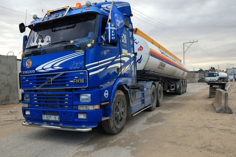 燃料を積んだトラックがパレスチナ自治区ガザ地区ラファに入った＝１５日/Said Khatib/AFP/Getty Images