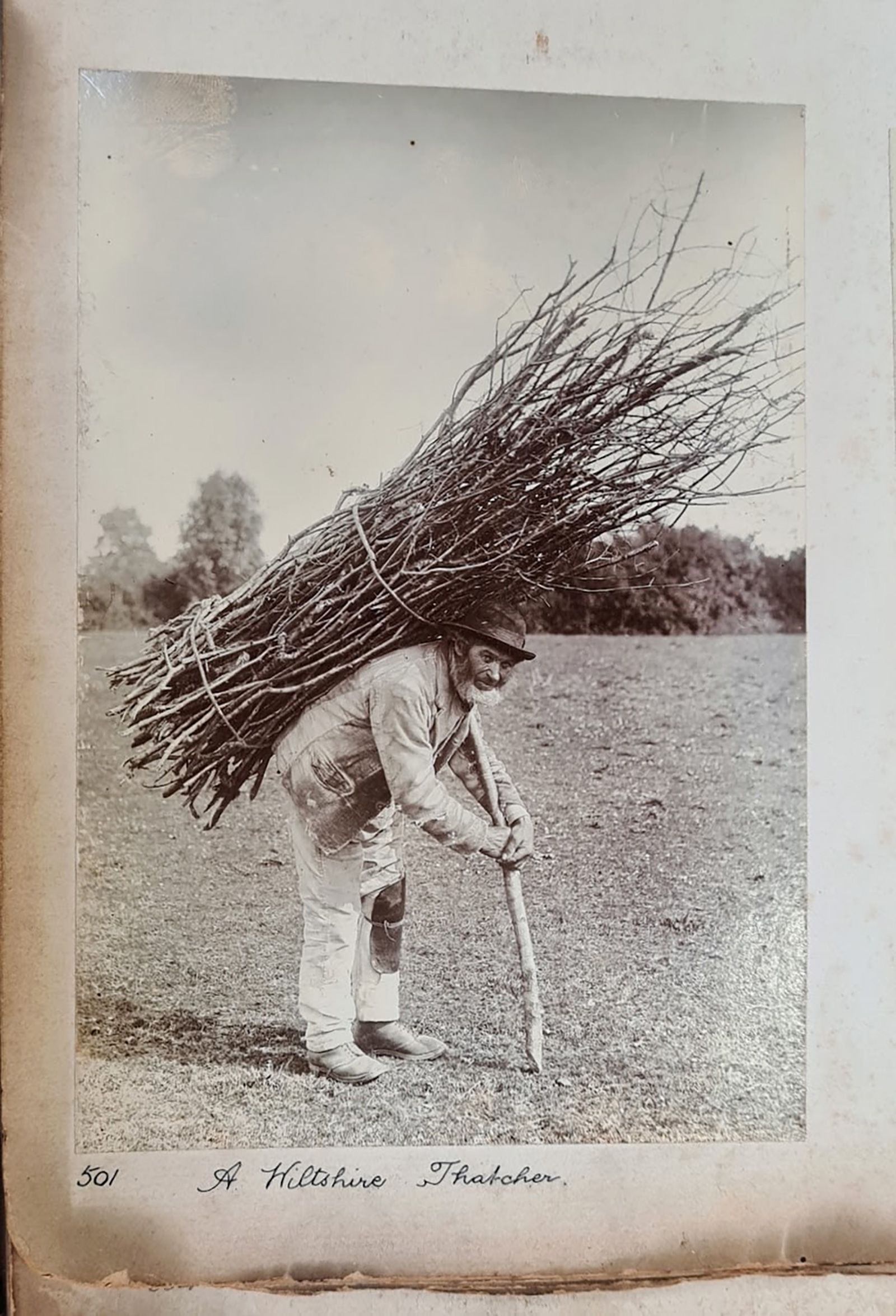 「まきを背負った老人」の原本とみられるモノクロ写真/Courtesy Wiltshire Museum