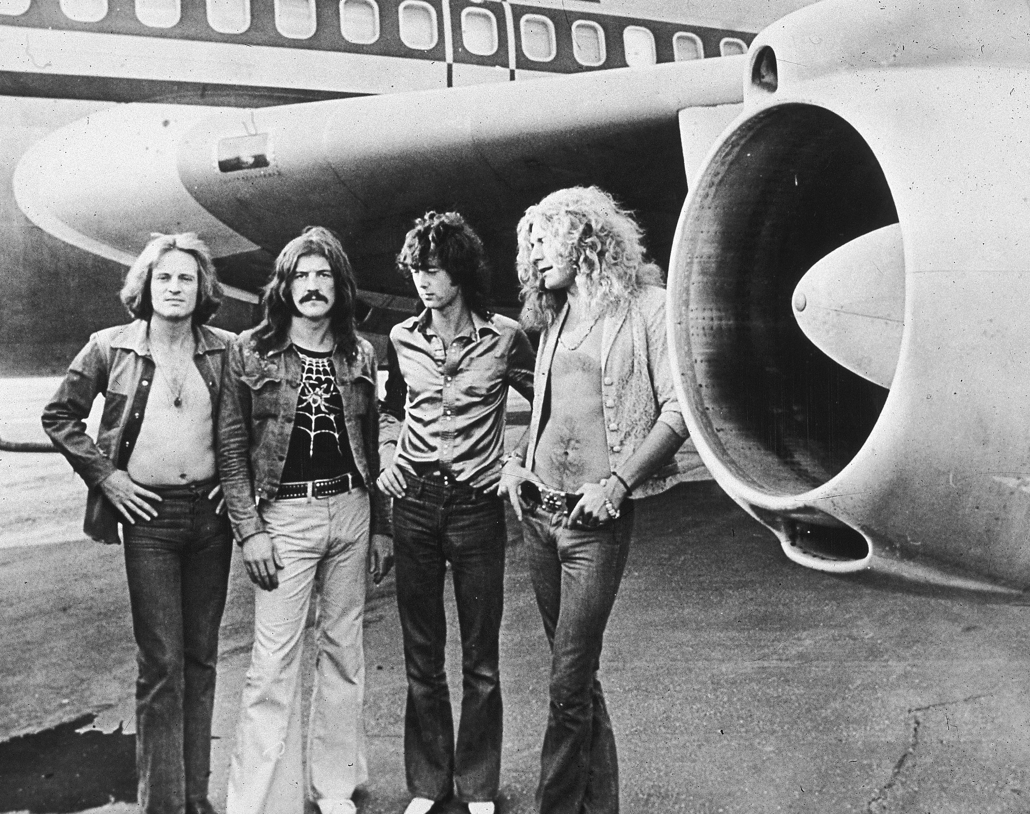 自家用機の前でポーズをとるレッド・ツェッペリンのメンバー=1973年/Hulton Archive/Getty Images