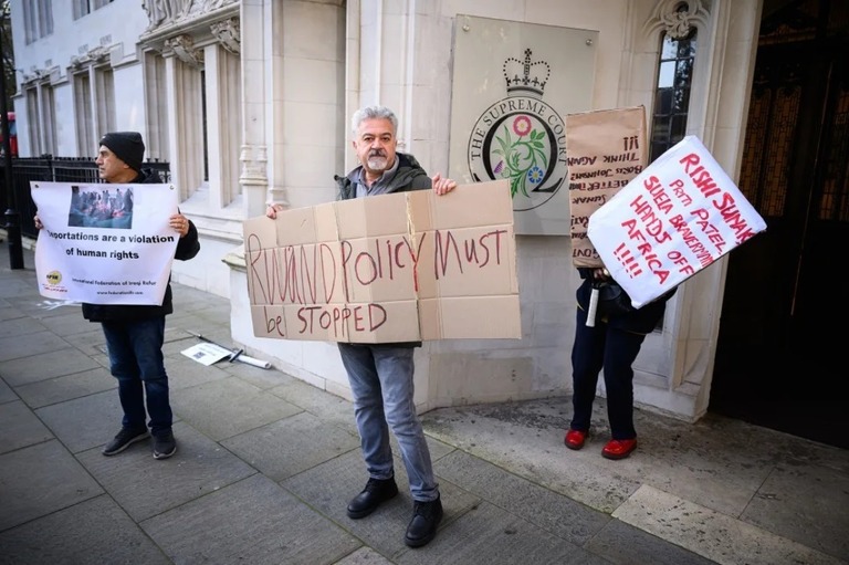 英最高裁の前で、亡命希望者のルワンダ移送計画への判断を待つ人々/Leon Neal/Getty Images