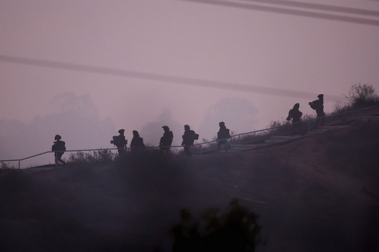 ガザ地区との境界沿いを移動するイスラエル国防軍（ＩＤＦ）の兵士＝１５日/Alexander Ermochenko/Reuters