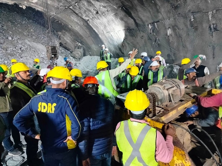 トンネル内の救助チームら＝１４日/Uttarakhand State Disaster Response Force/Handout/Reuters