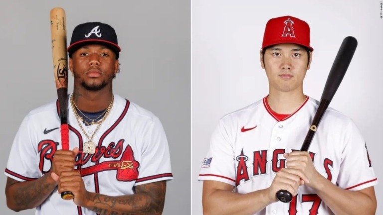 エンゼルスの大谷翔平（右）とブレーブスのロナルド・アクーニャが満票でＭＶＰに選出/Mike Carlson/MLB/Kyodo News/Getty Images