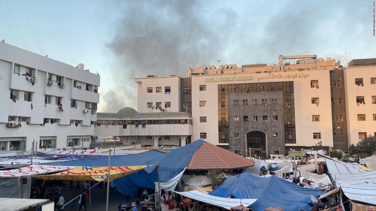 ガザ地区にあるシファ病院付近から煙が立ち上る様子＝１１月８日撮影/Doaa Rouqa/Reuters/FILE