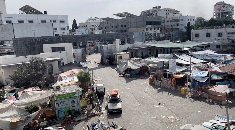 シファ病院の敷地内には住居を追われたパレスチナ人たちの設営したテントが立ち並ぶ/Ahmed El Mokhallalati/Reuters/File