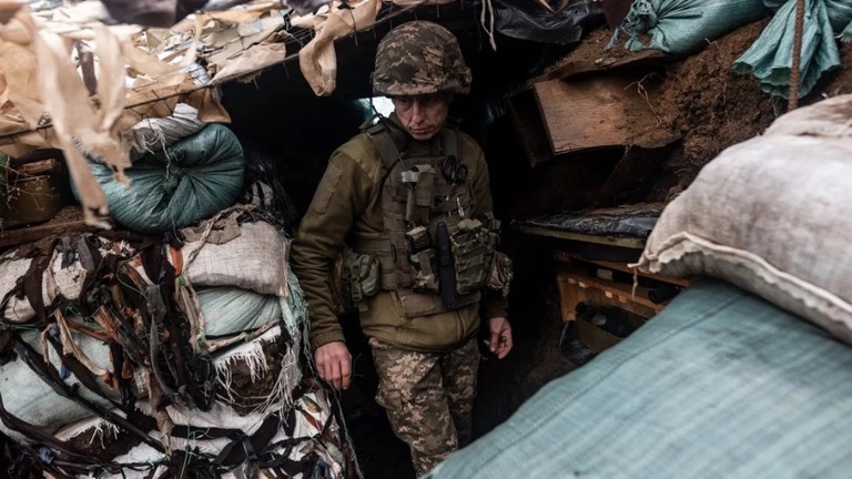 ウクライナ東部ドネツク州の前線に掘った塹壕で戦闘配置に着くウクライナ軍兵士/Diego Herrera Carcedo/Anadolu via Getty Images