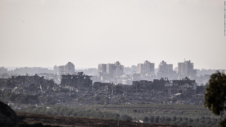 イスラエル軍の攻撃によって損傷したパレスチナ自治区ガザ地区の建物＝１６日/Mostafa Alkharouf/Anadolu/Getty Images