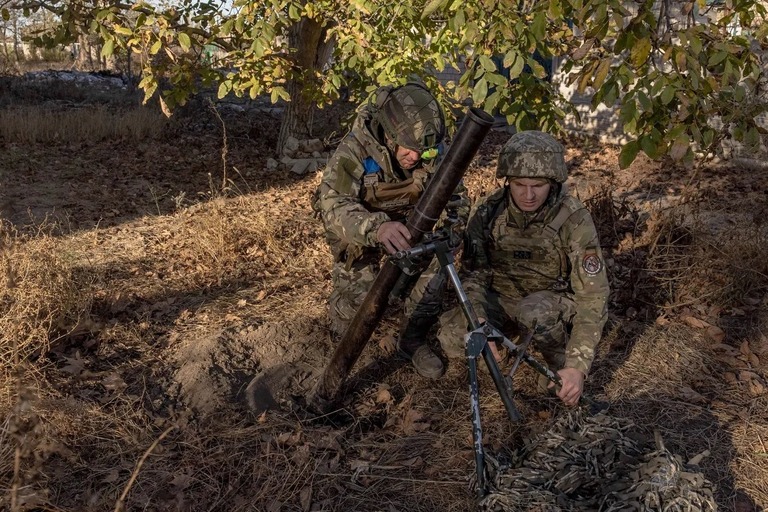 迫撃砲の準備をするウクライナ軍兵士＝６日/Roman Pilipey/AFP/Getty Images