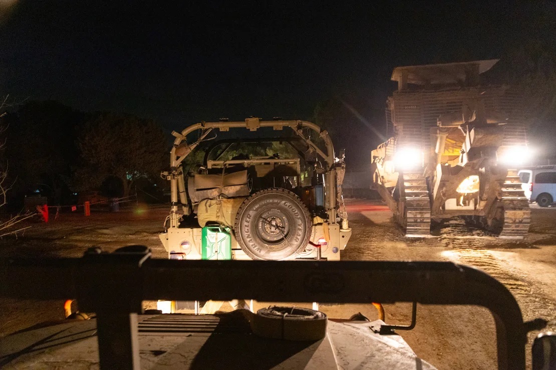 ガザ地区に入って間もなく、装甲兵員輸送車の車列は明かりを消して暗闇の中を進んだ/Oren Liebermann/CNN