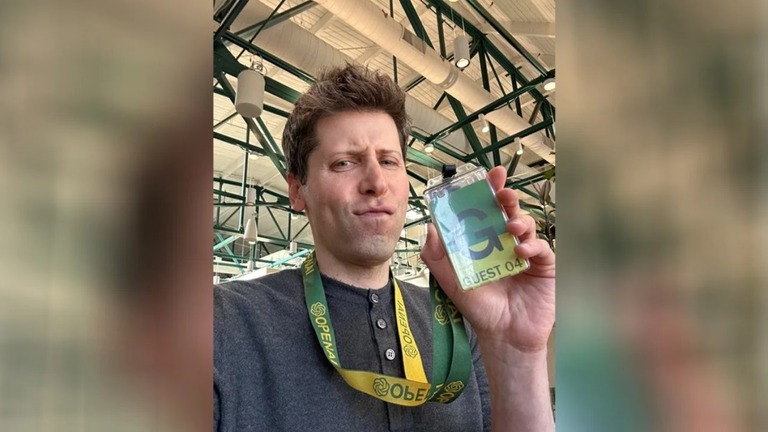 来客用の緑色の名札を掲げたサム・アルトマン氏/@Sam Altman/Twitter (X)