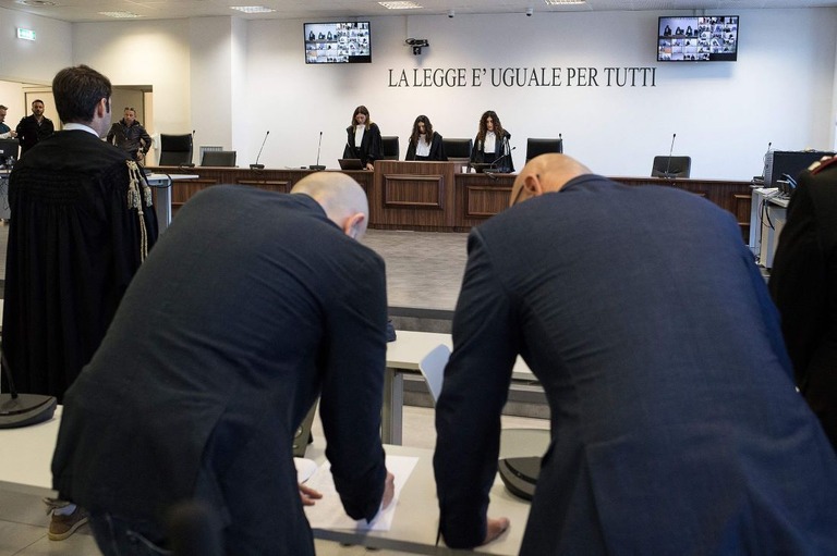 イタリア南部カラブリア州で開かれていたマフィア裁判で、被告約２００人に計２２００年の禁錮刑が言い渡された/Gianluca Chininea/AFP/Getty Images