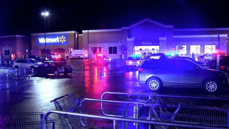銃撃現場のウォルマートに駆けつけた警察車両/WHIO