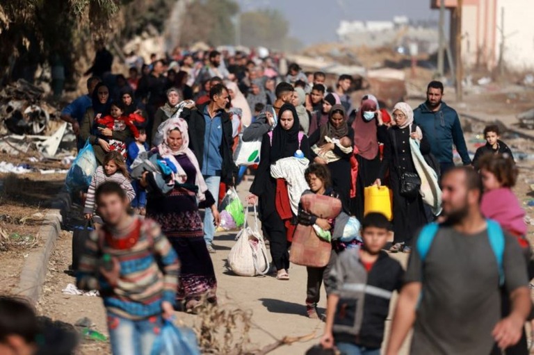 パレスチナ自治区ガザ地区の南部へと避難するパレスチナの人々＝１８日/Mohammed Abed/AFP/Getty Images