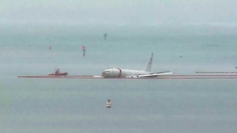 オアフ島のカネオヘ湾に着水する米海軍の哨戒機「Ｐ―８Ａポセイドン」/KHNL/KGMB