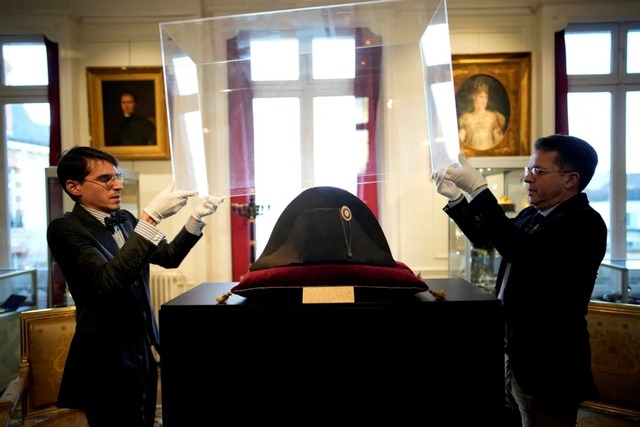 ナポレオンが着用した軍正装用の二角帽子が競売にかけられ、約３億円で落札された