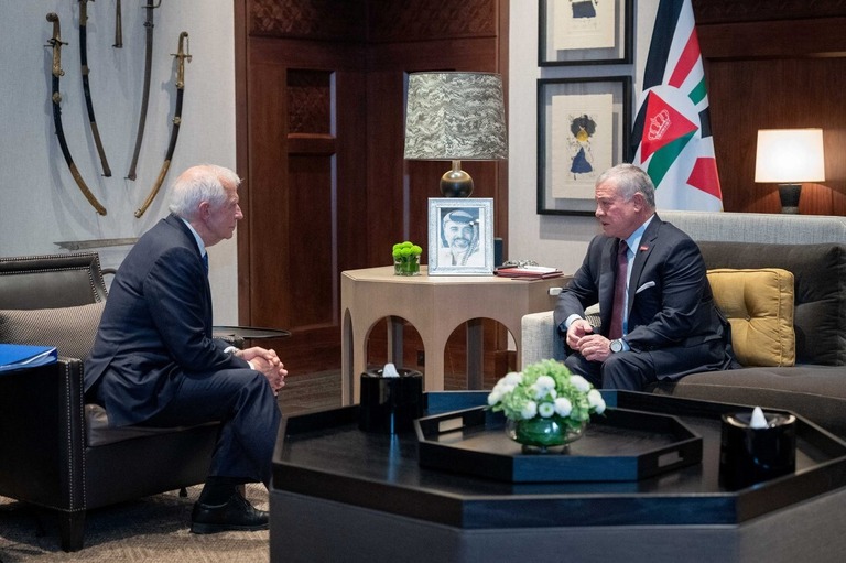 ヨルダンのアブドラ国王（右）と会談するＥＵのボレル外交安全保障上級代表/Royal Hashemite Court/Reuters