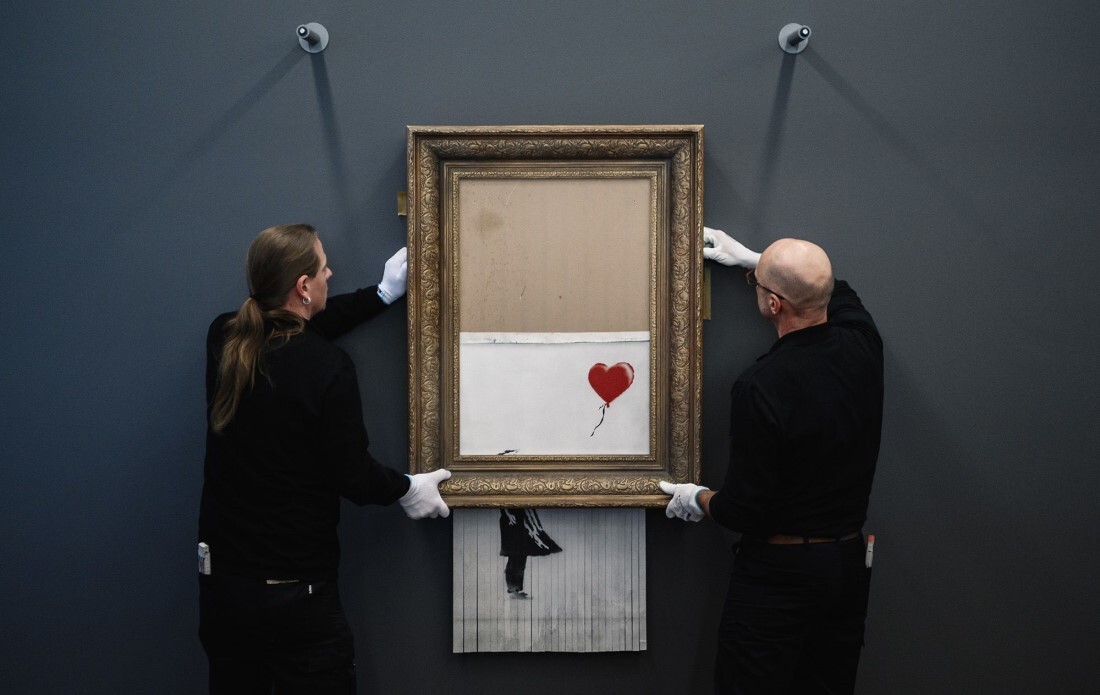 バンクシーの作品「愛はごみ箱の中に」は２０１８年１０月５日の現代美術イブニングセールで落札された後すぐに仕掛けられたシュレッダーにかけられた/Alexander Scheuber/Getty Images