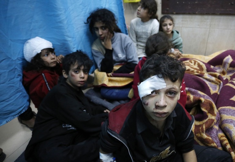 難民キャンプの学校への攻撃の後、病院で治療を受けるパレスチナの子どもら＝２０日、パレスチナ自治区ガザ地区/Ashraf Amra/Anadolu/Getty Images